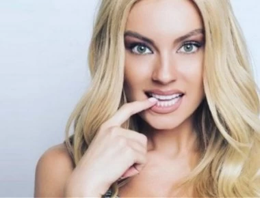 Η Τζούλια Νόβα κάνει γιόγκα μόνο με το μπικίνι της (φωτο)